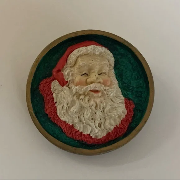Vintage Round Santa Claus Brooch - Picture 1 of 5